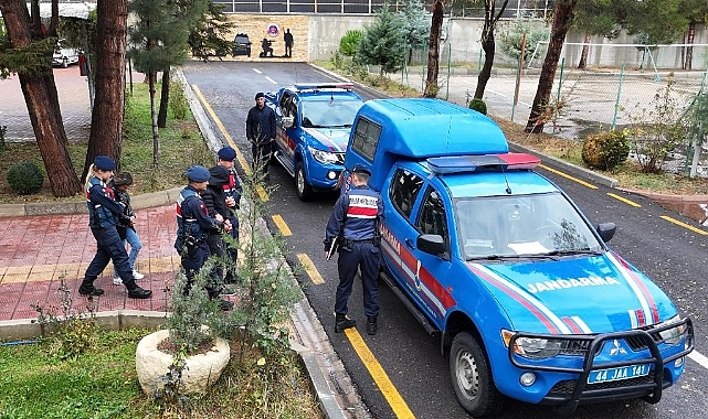 Silahlı ve maskeli soyguncular jandarmadan kaçamadı