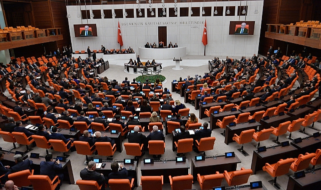 Son 7 ayda Meclis'te 600 milletvekilinden 61'i partilerden istifa etti