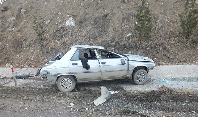 Takla atan otomobildeki 2 kişi yaralandı
