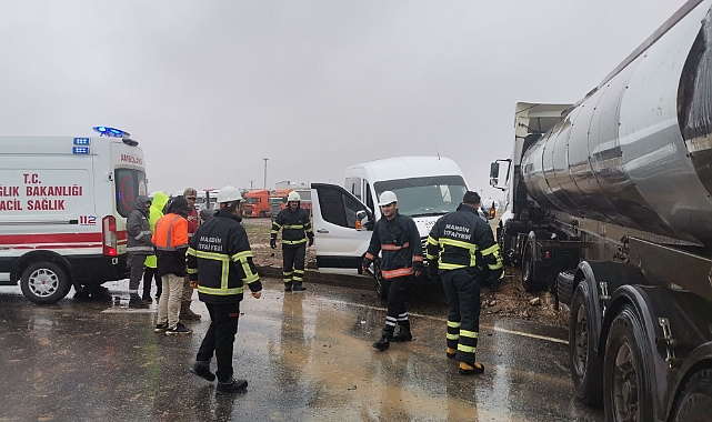 Tır ve yolcu minibüsü çarpıştı: 2 yaralı