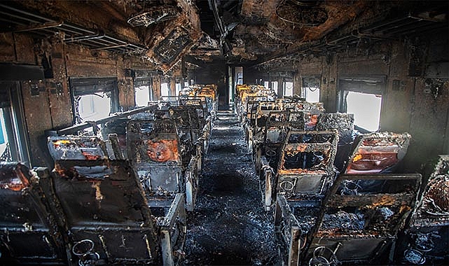 Tren vagonları ateşe verildi: 4 ölü