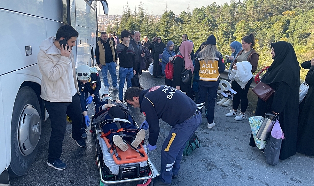 Yolcu otobüsü tıra çarptı: 13 yaralı
