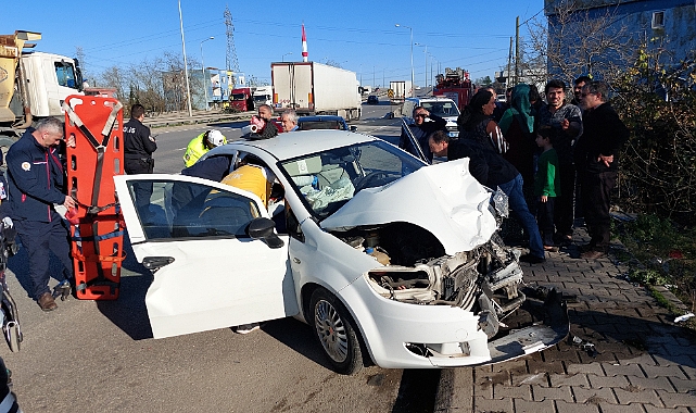 Yoldan çıkan otomobil dehşet saçtı: 1'i ağır 3 yaralı