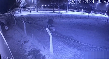 Bu da oldu Urfa'da! Polis memurunun aracına zarar verip tehdit notu bıraktı
