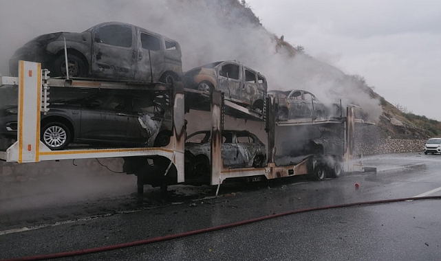 Dorsesinde 8 sıfır otomobilin bulunduğu tır yandı