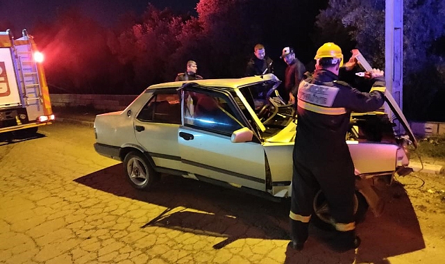 Elektrik direğine çarpan TOFAŞ hurdaya döndü