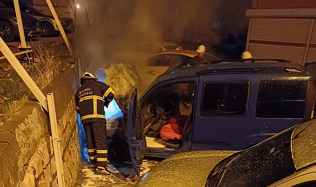 Gece yarısı hafif ticari araç yanarak kullanılamaz hale geldi