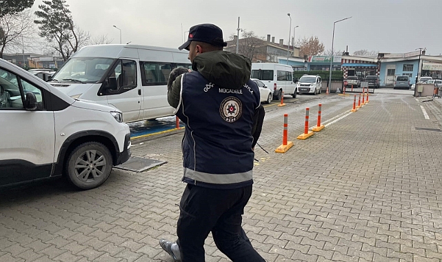 Gümrük mühürlü tırın dorsesinde 49 düzensiz göçmen yakalandı