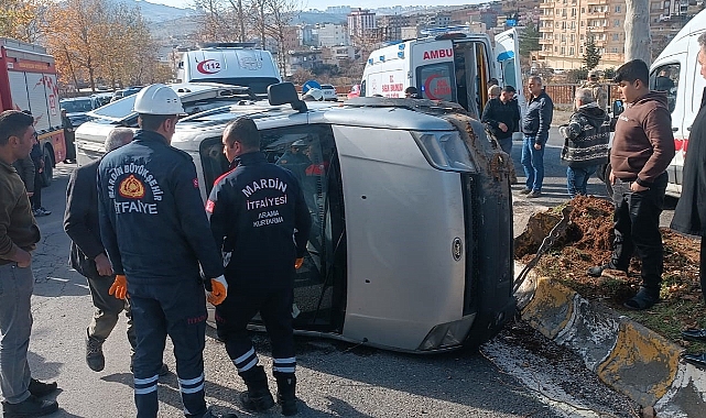 Hafif ticari araç takla attı: 3'ü ağır 4 yaralı