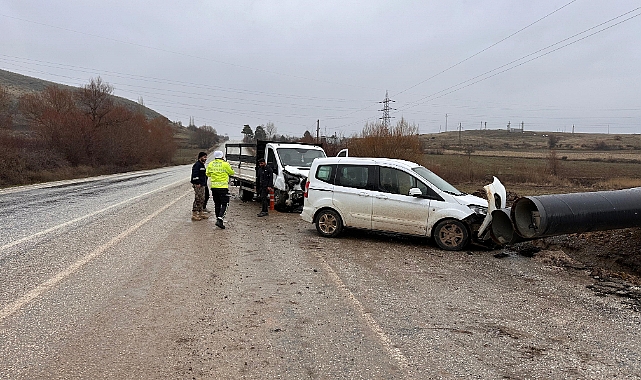 Kamyonet ile otomobil çarpıştı: 1 yaralı