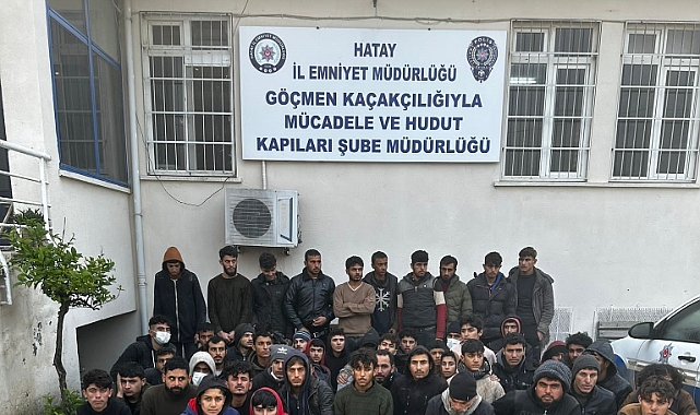 Minibüse ve arkasındaki römorka tıka basa doldurulan 53 kaçak göçmen yakalandı