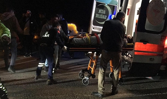 Otomobil ile motosiklet çarpıştı: 1’i ağır 2 yaralı