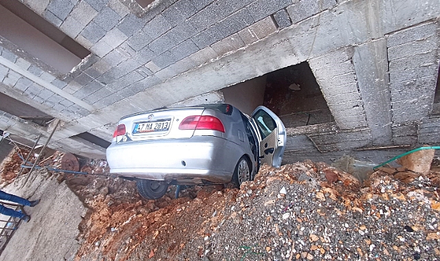 Otomobil, istinat duvarı arasındaki boşluğa düştü