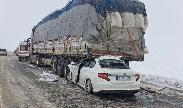 Otomobil tıra arkadan çarptı: 2 ölü, 1 yaralı