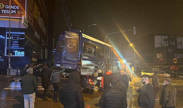 Otomobilin çarptığı dolmuş devrildi: 11 yaralı