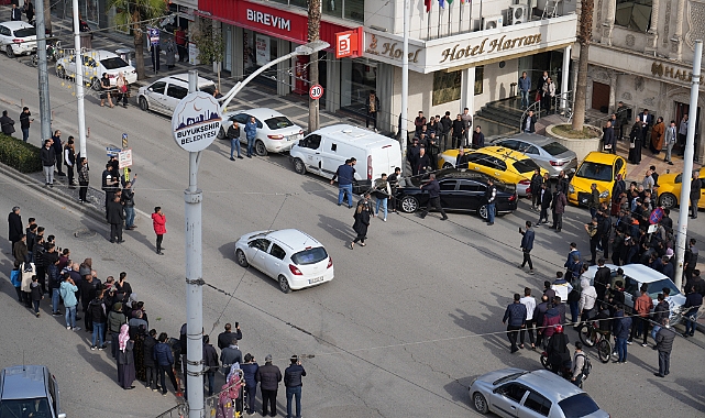 Şanlıurfa'da sinir krizi geçiren kadın satırla yolu kesti