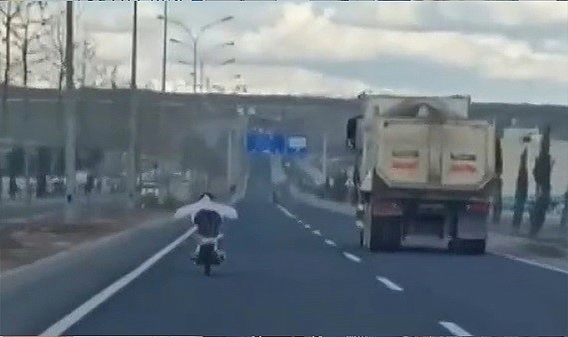 Şanlıurfa’da yüzüstü uzanarak motosiklet kullanan sürücü kameraya yansıdı