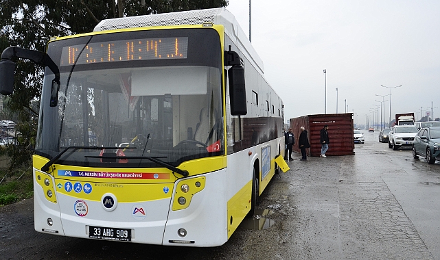 Tırın üzerinden düşen konteyner belediye otobüsüne çarptı