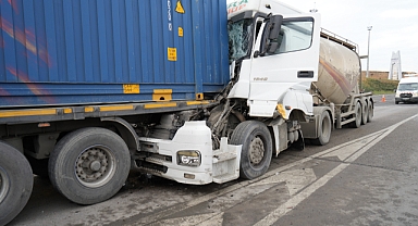 Uyuya kalan beton mikseri şoförü, gişelerde tıra arkadan çarptı: 2 yaralı