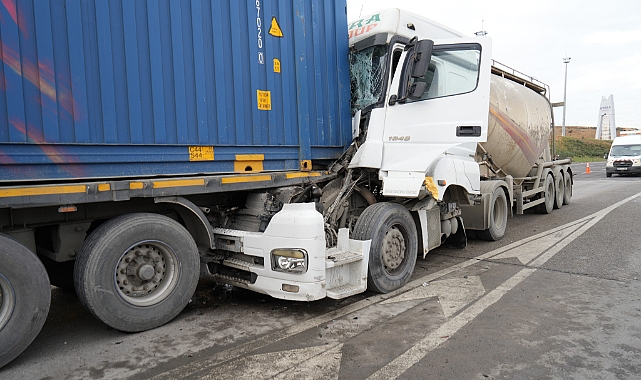 Uyuya kalan beton mikseri şoförü, gişelerde tıra arkadan çarptı: 2 yaralı