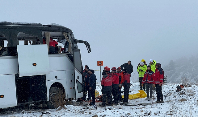 Yolcu otobüsü kaza yaptı: 2 ölü, 8 yaralı
