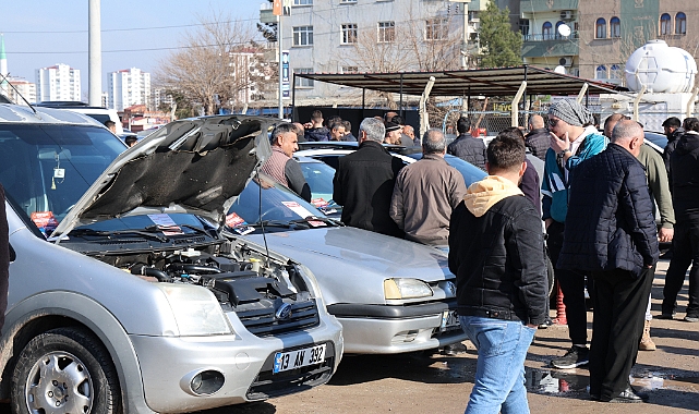 Açık oto pazarında hafta sonu yoğunluğu