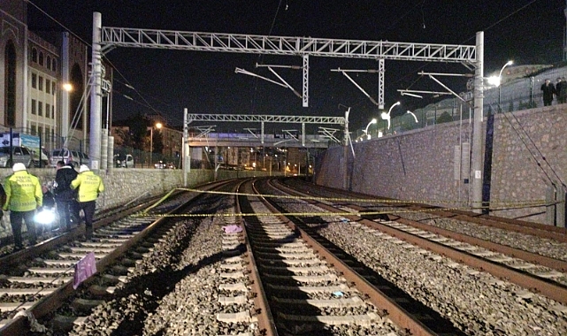 Bariyere çarpan otomobil ikiye bölünüp tren rayına düştü: 1 ölü, 2 ağır yaralı