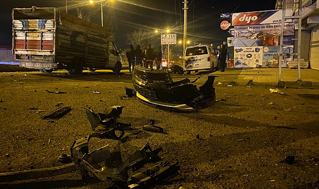 Feci kazada beton direğe çarpan araç hurdaya döndü: 1 ağır yaralı