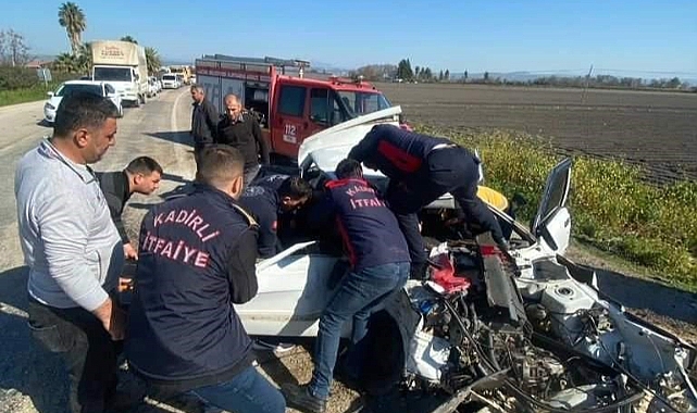 Minibüs ile otomobil çarpıştı:2 yaralı