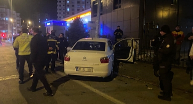 Otomobil direğe çarptı: Anne ve kızı yaralandı