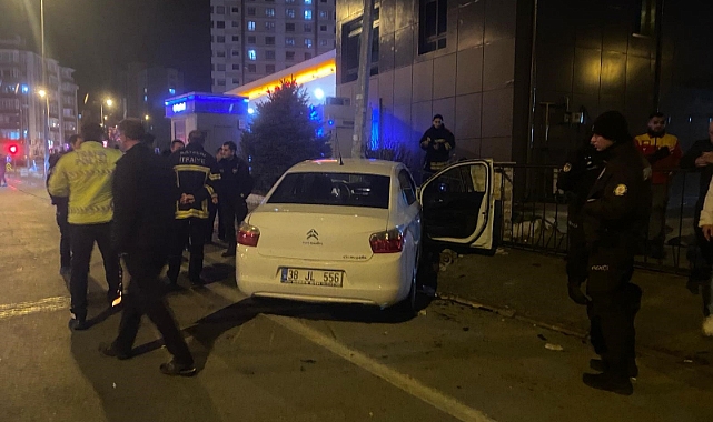 Otomobil direğe çarptı: Anne ve kızı yaralandı