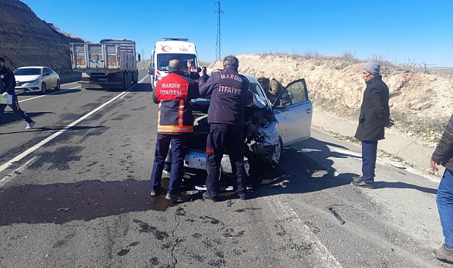 Otomobil ile hafif ticari araç çarpıştı: 3 yaralı