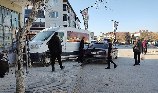 Otomobil ile minibüs çarpıştı: 2 yaralı
