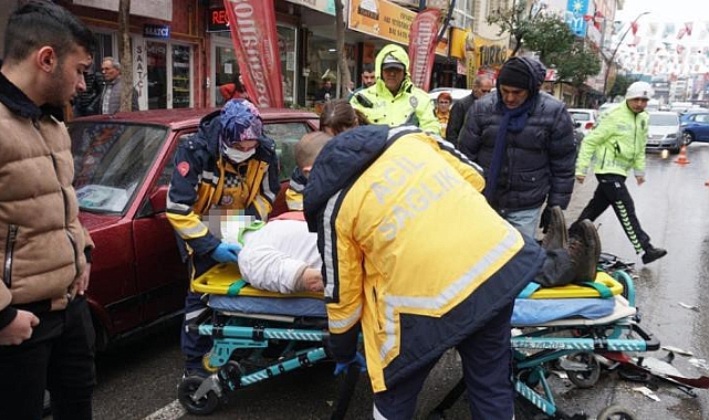 Otomobil önce yayaya ardından motosiklete çarptı: 2 yaralı