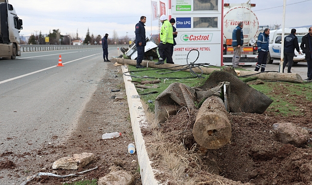 Refüje çıkıp elektrik direğine çarpan araç takla attı: 5 yaralı