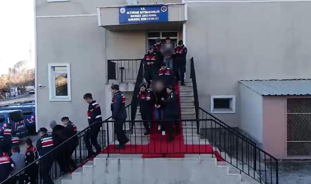 Taksi şoförünü silahla vurarak gasp eden 8 kişi yakalandı