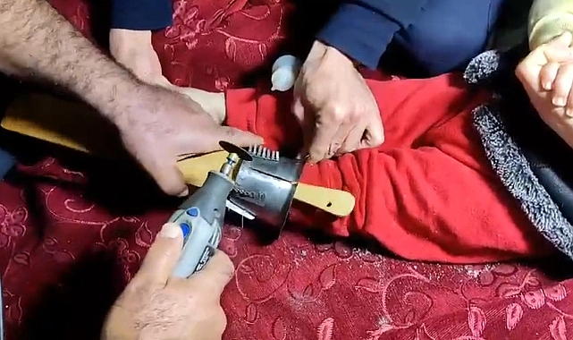 Urfa'da Ayağına WC matik sıkışan çocuğun imdadına itfaiye yetişti