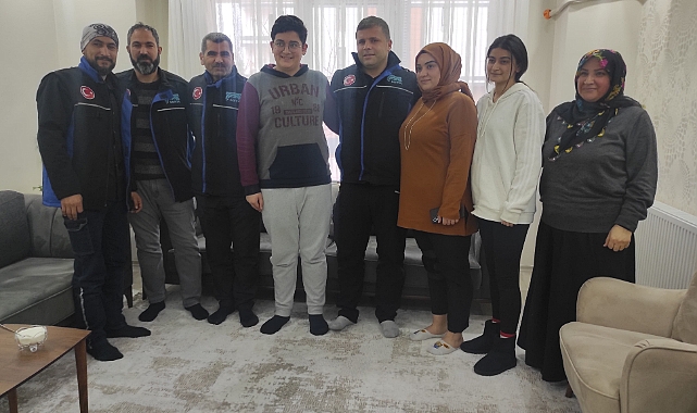 Urfa'da enkazdan kendisini kurtaran ekibi görünce gözyaşlarına hakim olamadı