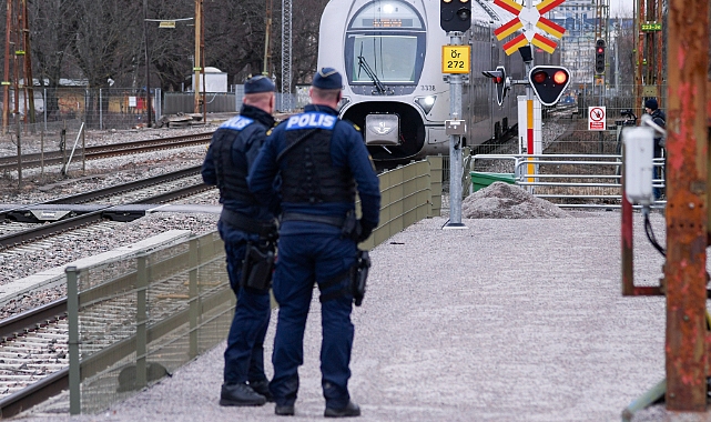 Yük treni yayalara çarptı: 3 ölü
