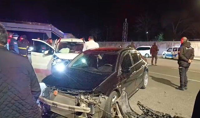 2 otomobil çarpıştı: 4 yaralı