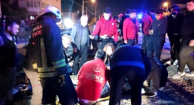 2 otomobil kafa kafaya çarpıştı: 1'i ağır 4 yaralı