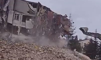 4 katlı bina korna sesi ile yıkıldı