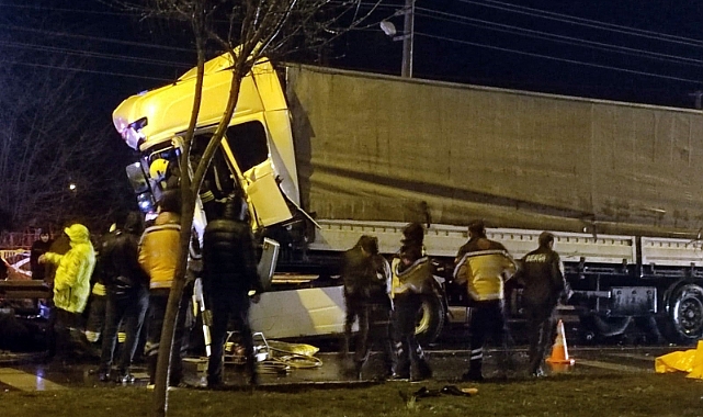 4 tır çarpıştı: Ölü ve yaralılar var