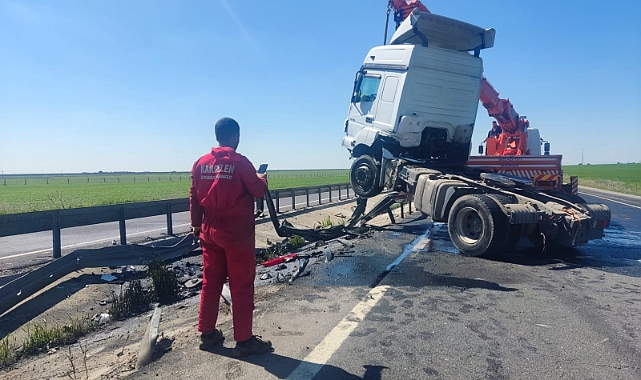 Bariyerlere çarpan tır sürücüsü yaralandı