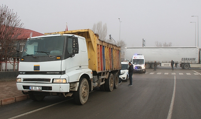 Hafif ticari araç kırmızı ışıkta bekleyen kamyona çarptı: 5 yaralı