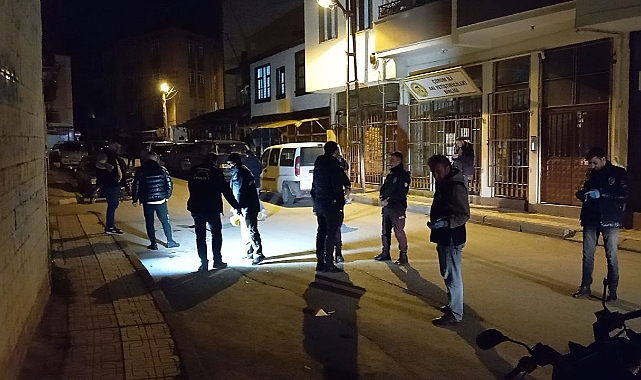 Husumetli oldukları şahsı bacağından vurup kaçtılar