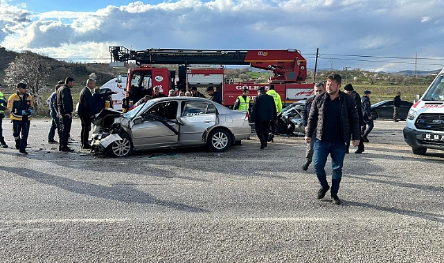 İki otomobil çarpıştı: 1 ölü, 3 yaralı