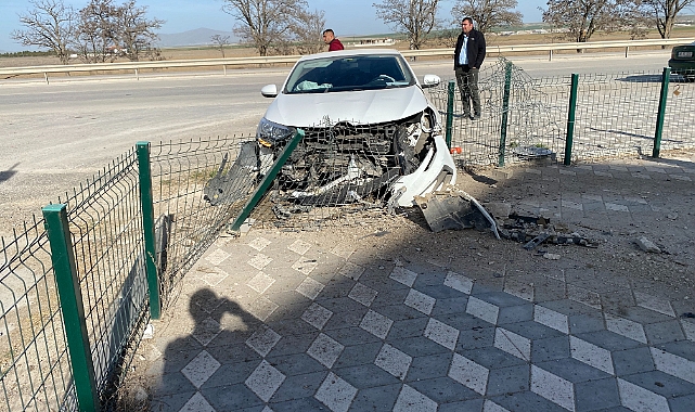 Otomobil demir çitlere çarptı: 2 yaralı