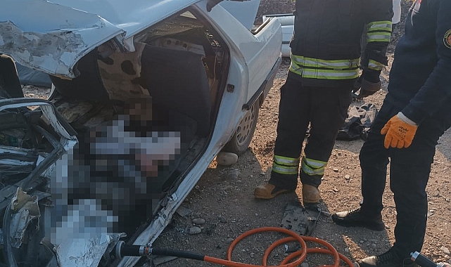 Otomobil ile kamyon çarpıştı: 2 ölü, 1 ağır yaralı