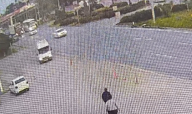 Servis minibüsü ile kamyonet çarpıştı: 8 yaralı